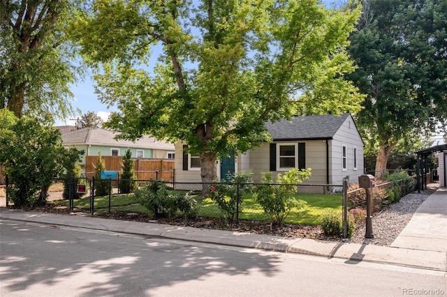 5465 Saulsbury Ct, Arvada, CO 80002 - view of front facade featuring a shingled roof and a fenced front yard