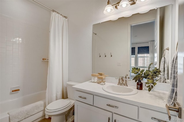 full bathroom with shower / bath combo with shower curtain, vanity, and toilet