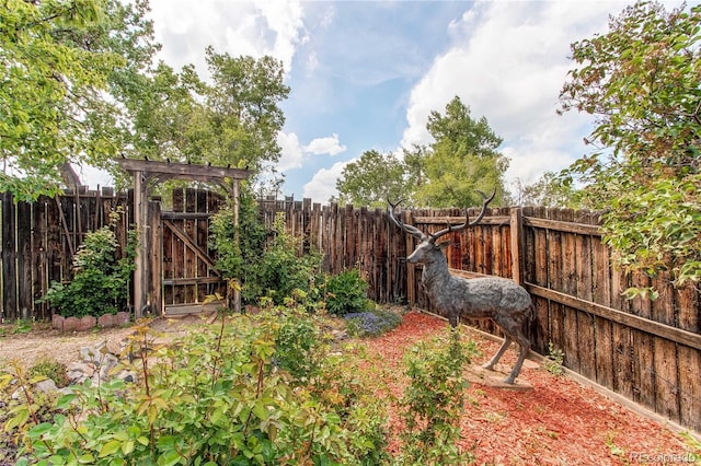 6687 Devinney Ct, Arvada, CO 80004 - fenced backyard featuring a gate
