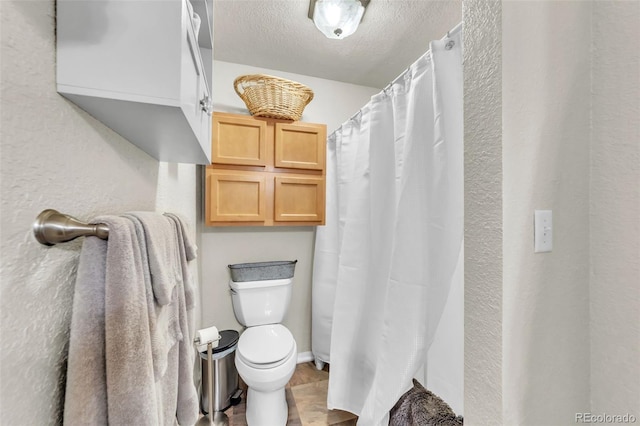313 E Grant Ave, Fowler, CO 81039 - full bath featuring toilet, a textured ceiling, and a shower with shower curtain