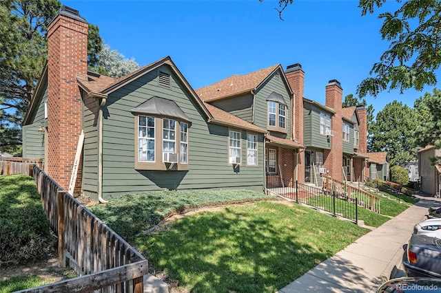 view of front of property featuring a front lawn