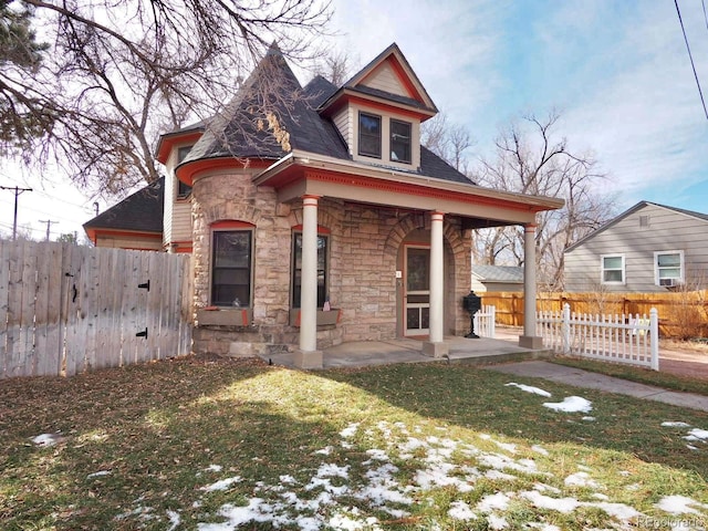 view of front of home with a patio and a front yard