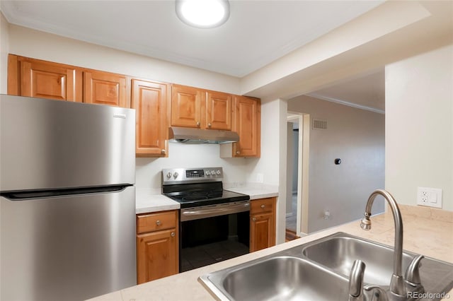 kitchen featuring visible vents, light countertops, under cabinet range hood, a sink, and stainless steel appliances