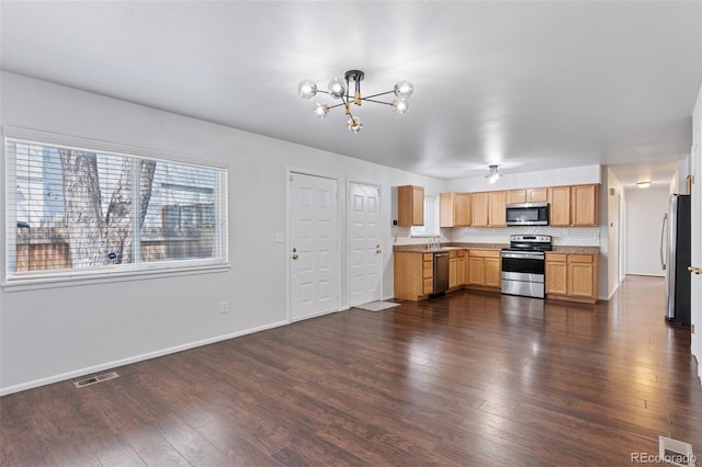 kitchen with a chandelier, dark wood finished floors, stainless steel appliances, baseboards, and visible vents