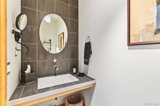 bathroom featuring decorative backsplash and vanity