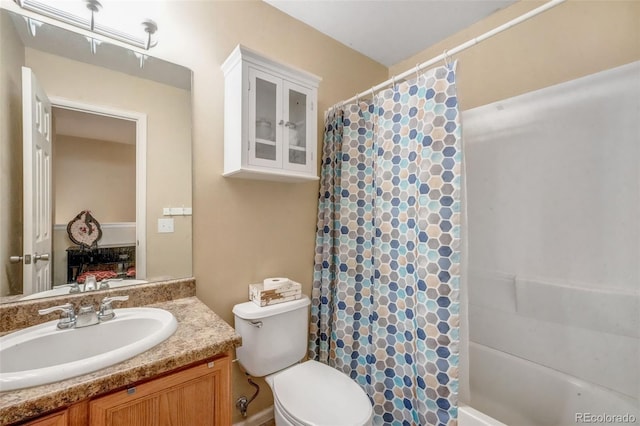 full bathroom featuring toilet, a shower with curtain, and vanity