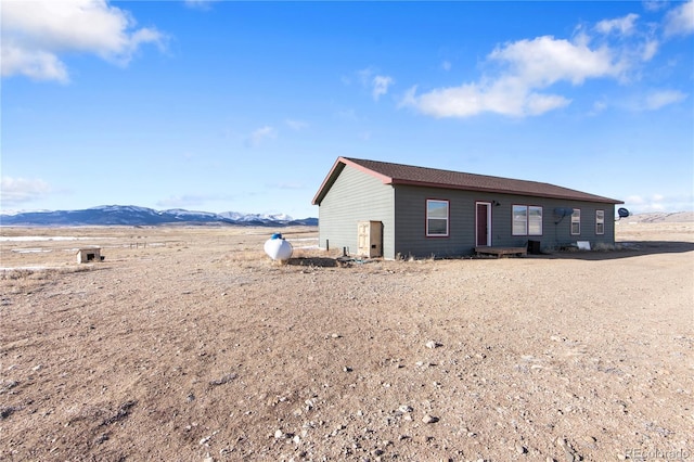 view of front of home featuring a mountain view