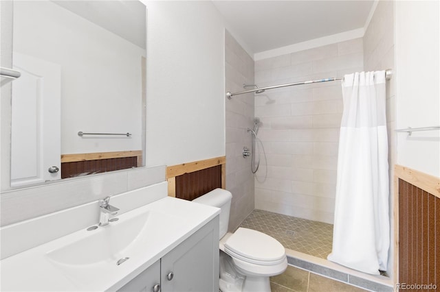 bathroom with vanity, a shower with shower curtain, and toilet