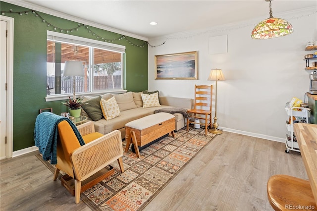 living room with crown molding, recessed lighting, wood finished floors, and baseboards