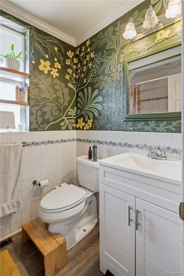 bathroom with visible vents, toilet, wallpapered walls, and crown molding