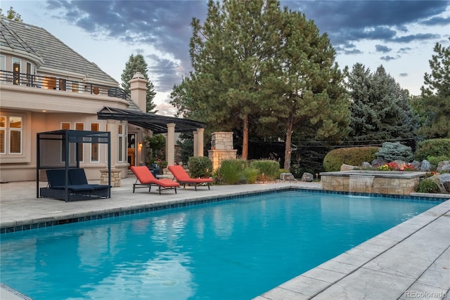 view of swimming pool with a pergola, a jacuzzi, and a patio area