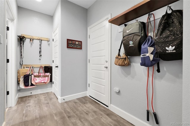 484 N Jamestown Way, Aurora, CO 80018 - mudroom with wood finished floors and baseboards