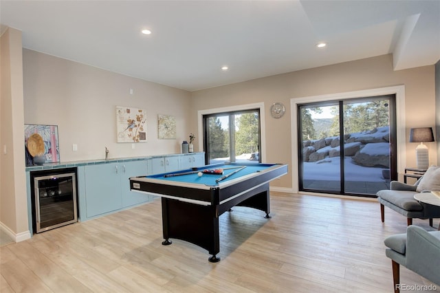 game room featuring light wood-style flooring, wine cooler, indoor wet bar, and recessed lighting