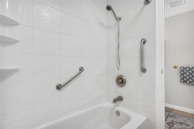 bathroom featuring tiled shower / bath combo