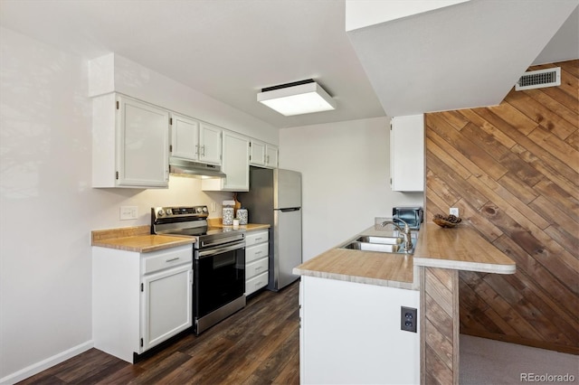 kitchen with visible vents, appliances with stainless steel finishes, a peninsula, under cabinet range hood, and a sink