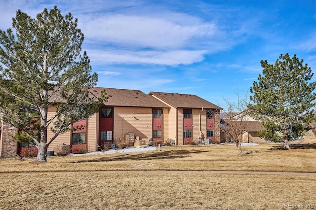 view of front of home featuring a front yard