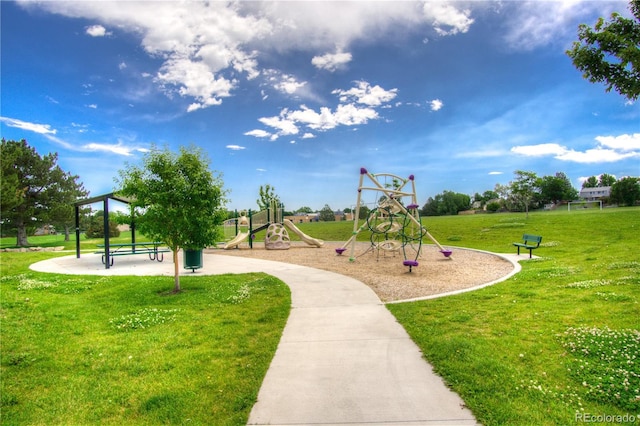 8594 W Quarto Ave, Littleton, CO 80128 - view of property's community featuring a yard