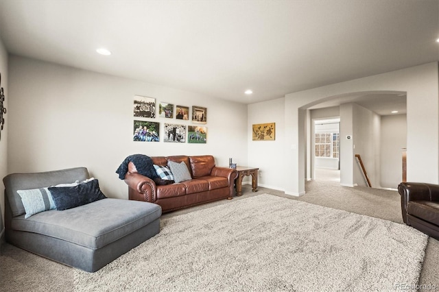 living room with arched walkways, carpet flooring, recessed lighting, and baseboards