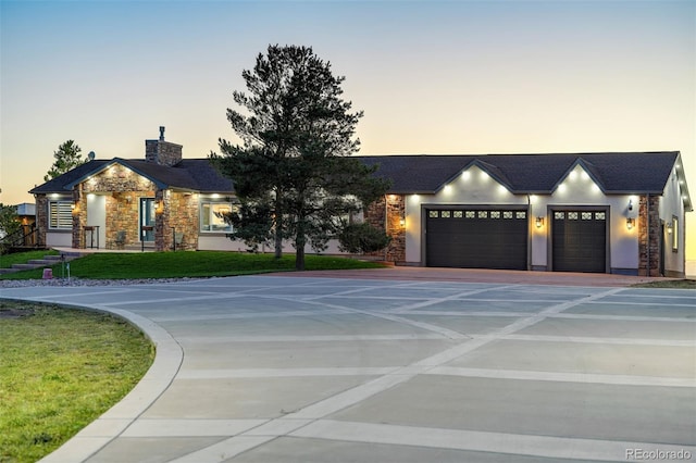 view of front facade featuring a garage and a yard