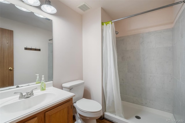 bathroom featuring a shower with curtain, vanity, and toilet