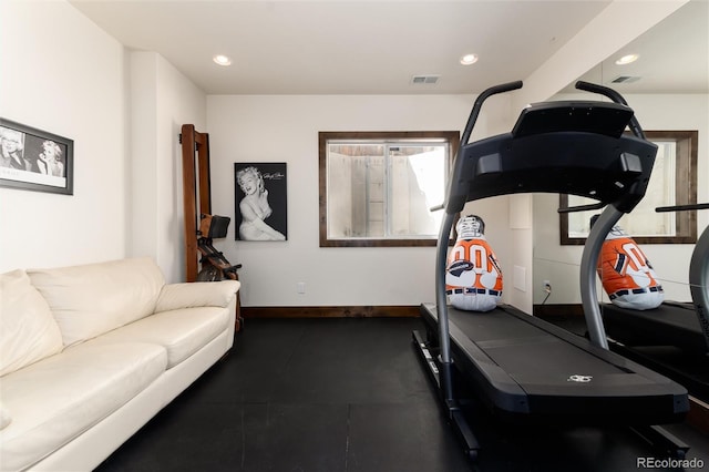 workout room featuring recessed lighting, visible vents, and baseboards