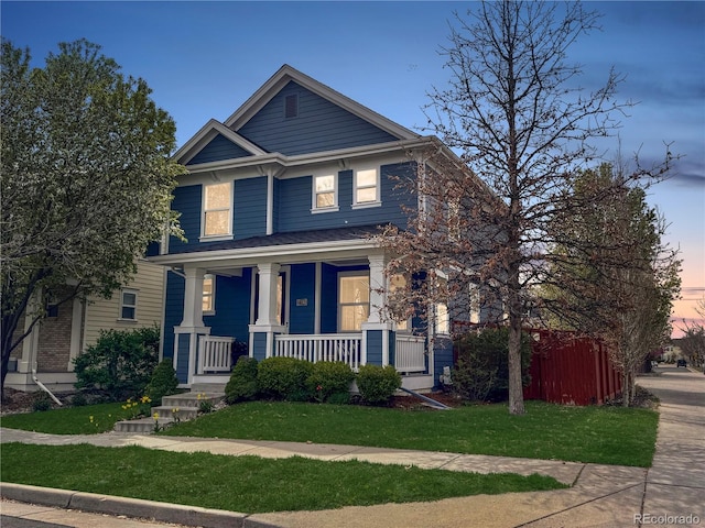 view of front of property featuring a front yard and covered porch