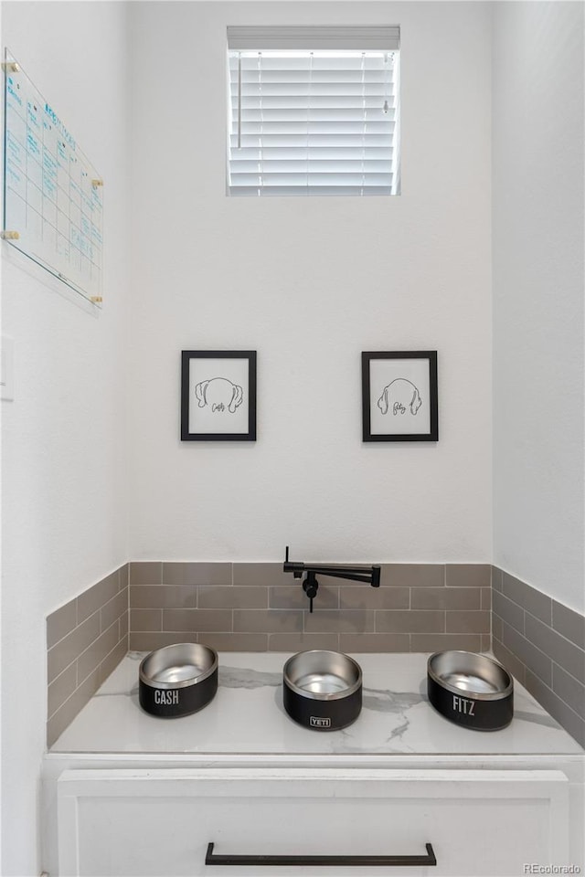 9140 Moondance Dr, Littleton, CO 80125 - detailed view of backsplash