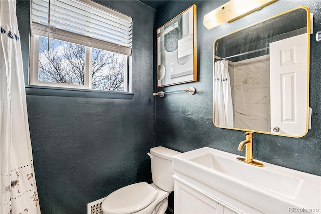 bathroom with toilet, vanity, visible vents, and a shower with shower curtain