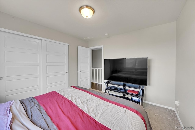 bedroom featuring carpet flooring and a closet