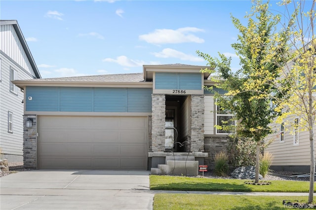 view of front facade featuring a garage