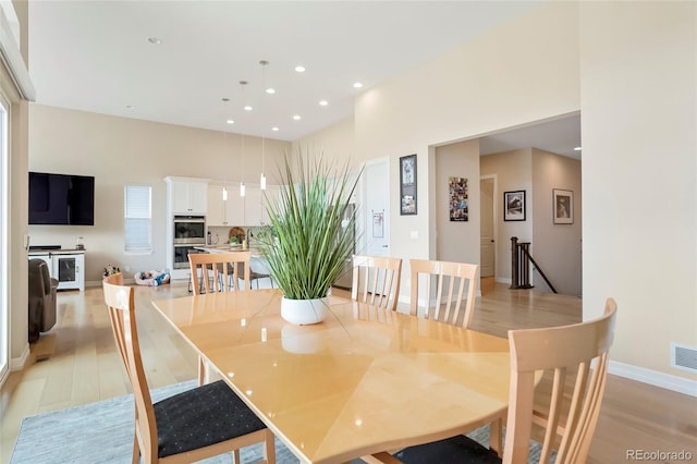 dining area featuring baseboards, light wood-style floors, visible vents, and recessed lighting