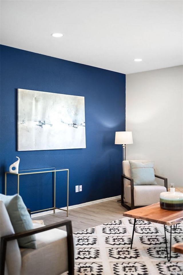 sitting room featuring recessed lighting, wood finished floors, and baseboards