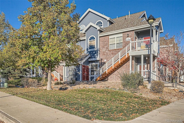 view of front facade featuring a front lawn