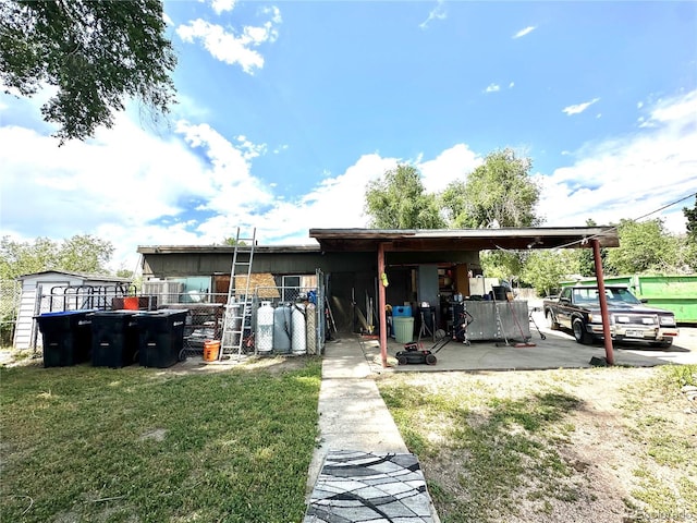 back of house featuring a lawn