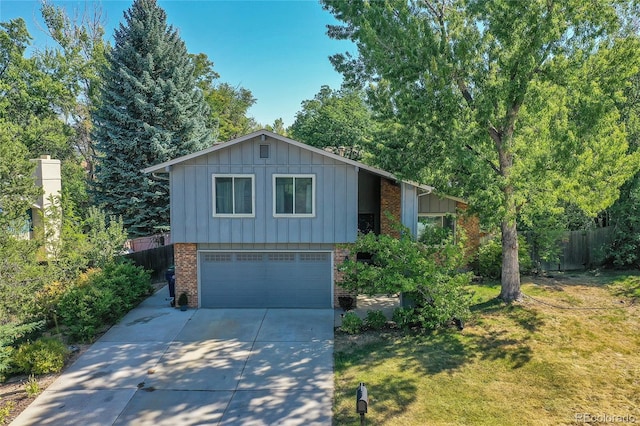 view of front of property featuring a front yard and a garage