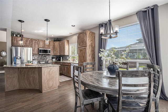 dining area featuring an inviting chandelier, dark wood-type flooring, and recessed lighting