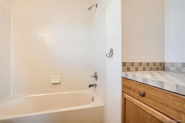 bathroom featuring tiled shower / bath