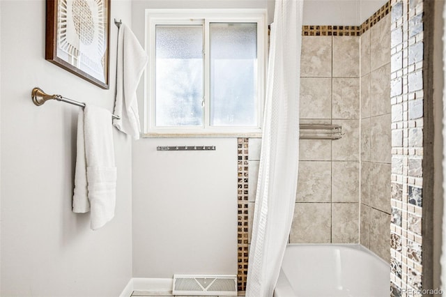 full bath with visible vents, baseboards, and shower / tub combo with curtain