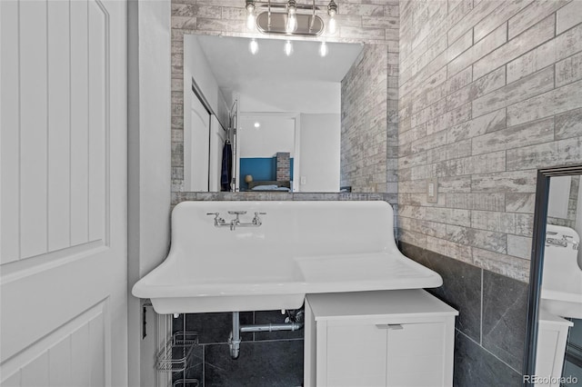 bathroom featuring tile walls