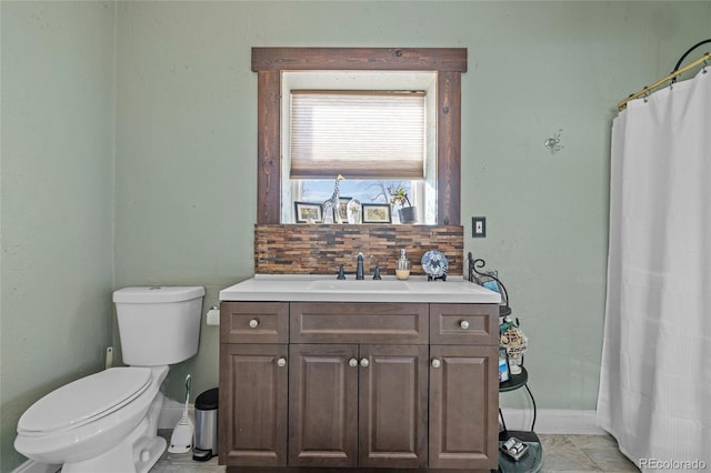full bath with vanity, toilet, a shower with shower curtain, baseboards, and tasteful backsplash