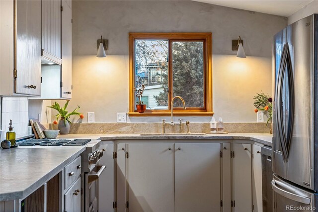 8120 W 54th Pl, Arvada, CO 80002 - kitchen with stainless steel appliances, a sink, light countertops, and backsplash