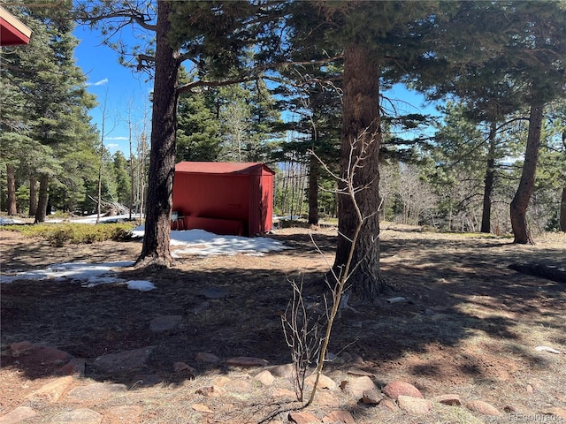 view of yard with an outdoor structure