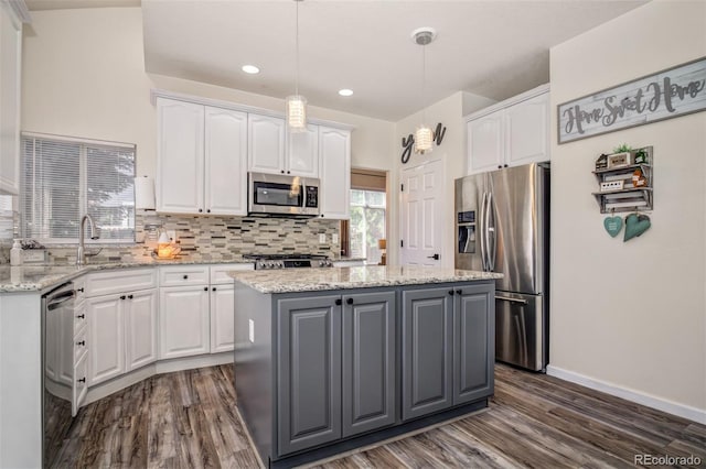 16084 Stonebriar Dr, Parker, CO 80134 - kitchen featuring stainless steel appliances, a kitchen island, a sink, dark wood-style flooring, and gray cabinetry