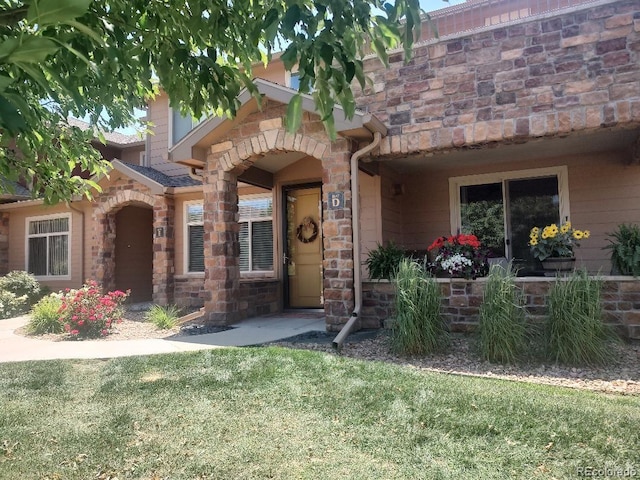 view of front of property featuring a front lawn