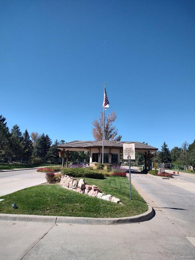 view of front of house featuring a front yard