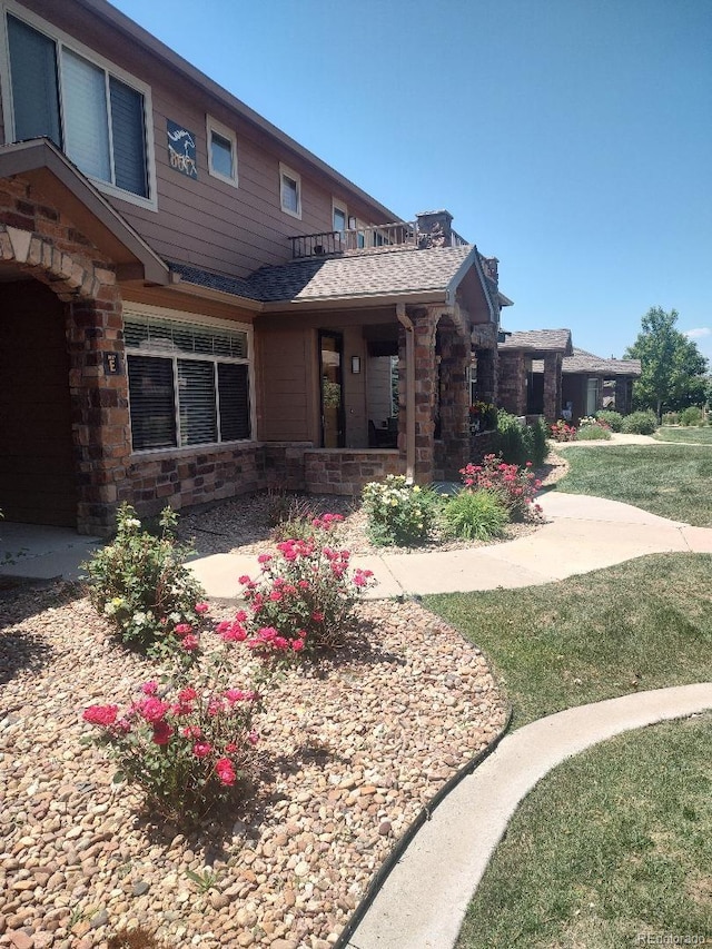 view of front facade featuring a front lawn