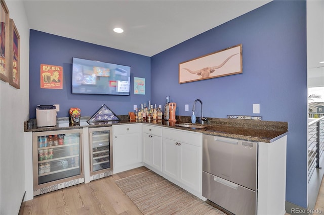 21345 E 59th Dr, Aurora, CO 80019 - indoor wet bar featuring beverage cooler, stainless steel dishwasher, light wood-style flooring, and recessed lighting