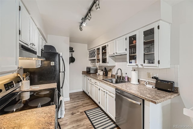 3141 S Tamarac Dr Unit 202E, Denver, CO 80231 - kitchen featuring a sink, under cabinet range hood, white cabinets, and stainless steel appliances