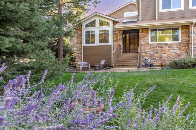 view of front of house featuring a front lawn