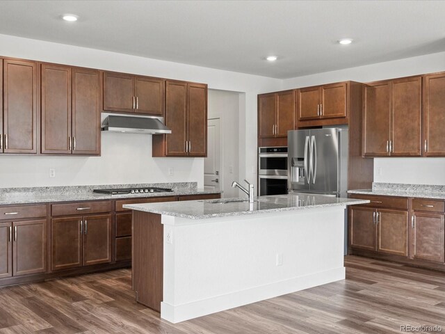 17843 W 93rd Pl, Arvada, CO 80007 - kitchen featuring stainless steel appliances, extractor fan, dark wood-type flooring, an island with sink, and recessed lighting